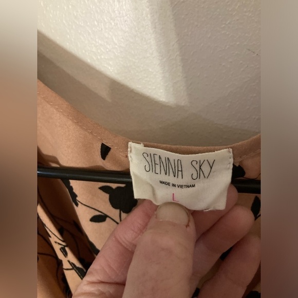 4/$25 Sienna Sky cropped long sleeve shirt in size Large with vine design - Picture 3 of 3